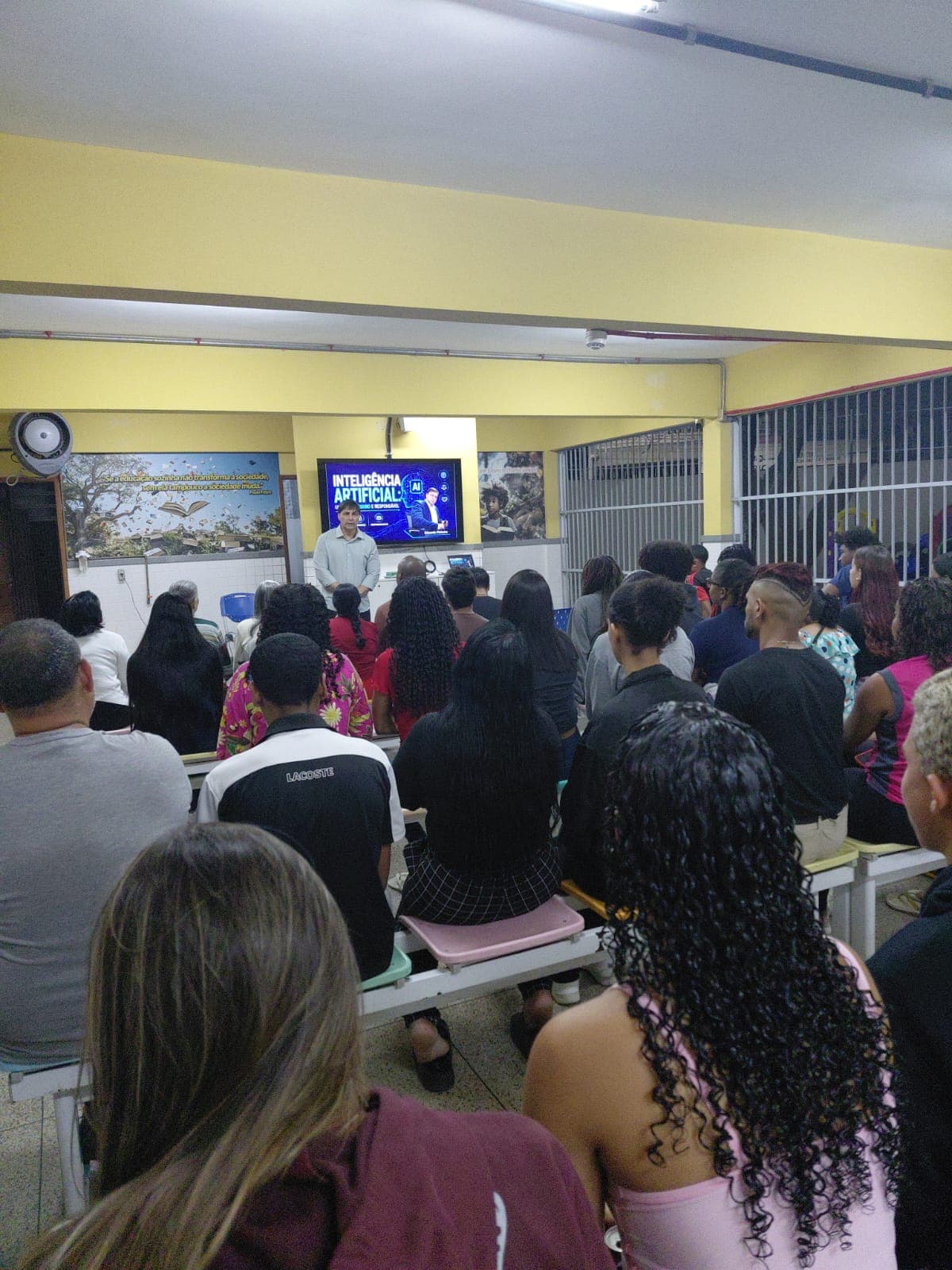 Eduardo Pinheiro apresentando para uma turma de estudantes sentados em bancos escolares